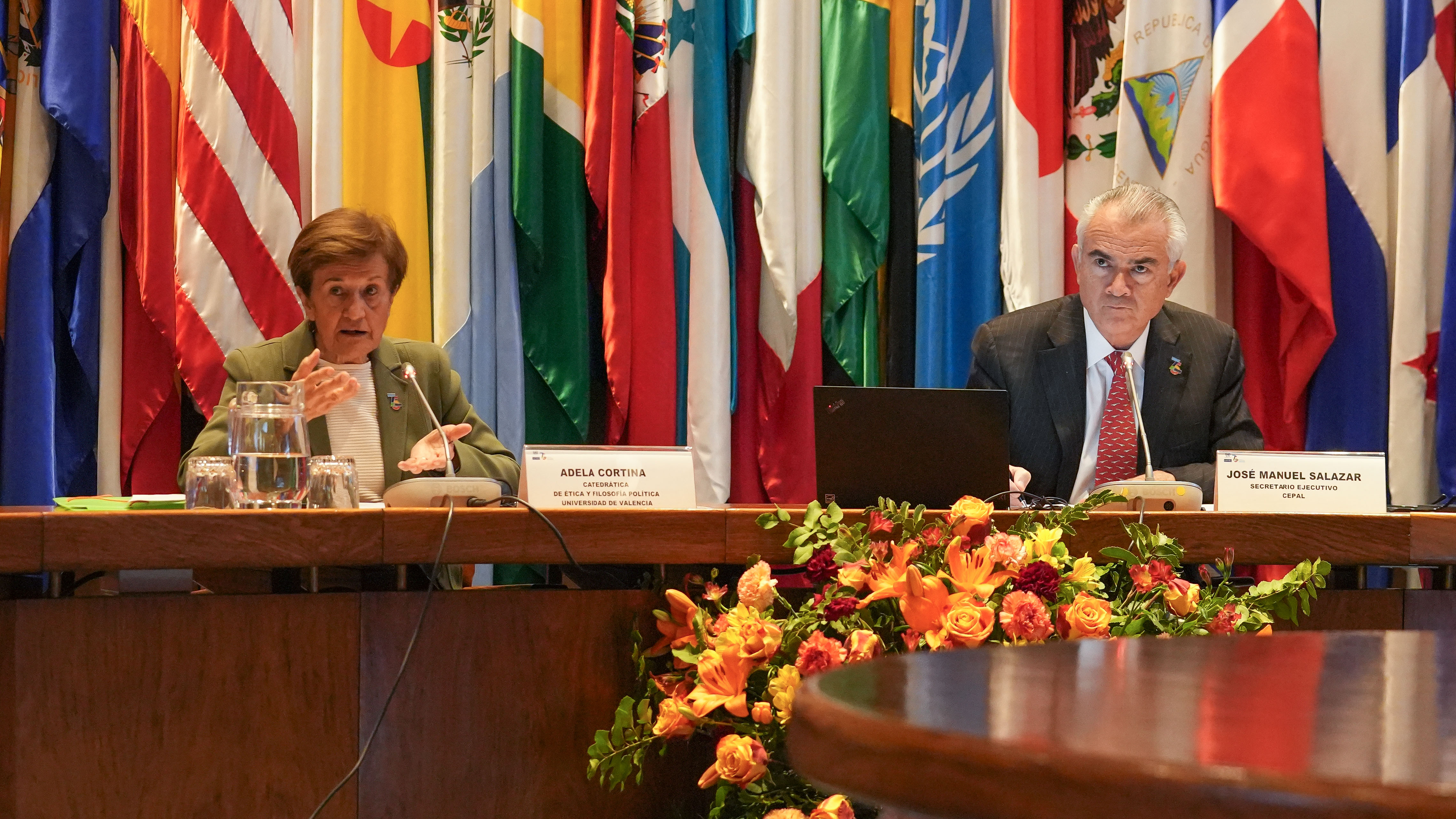 Foto de Adela Cortina acompañada del Secretario Ejecutivo de la CEPAL