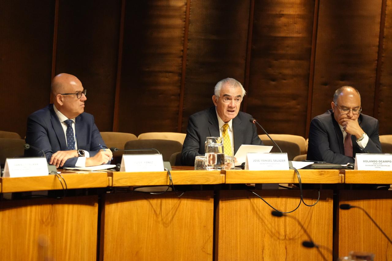 Fotografía de panel principal del seminario sobre medición del desarrollo.